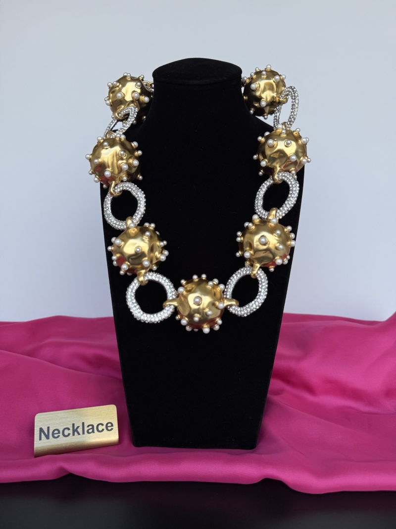Колье с золотыми элементами и бусинами Schiaparelli