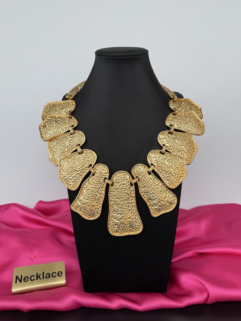 Золотистое колье с текстурными элементами Schiaparelli