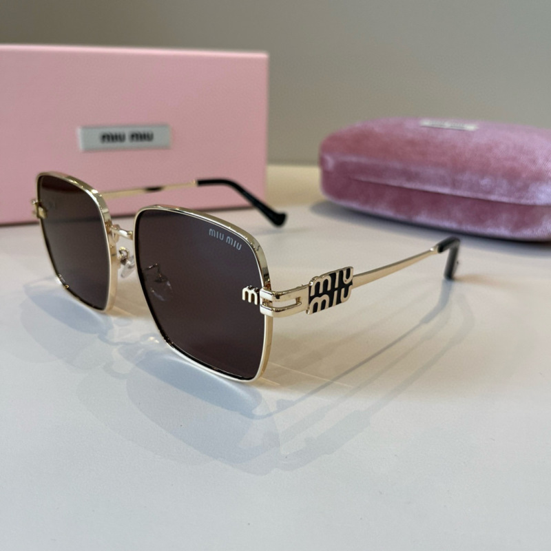 Солнцезащитные очки в золотой оправе Miu Miu