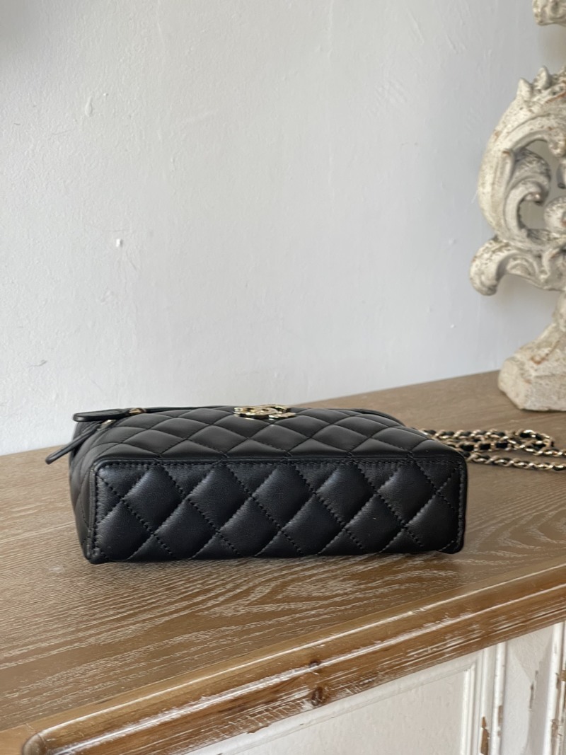 Черная сумка Chanel из бархатистой кожи с золотой фурнитурой