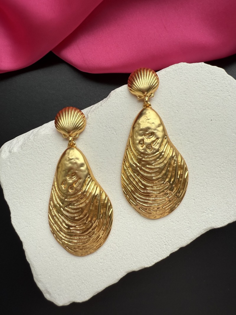 Золотистые серьги в форме мидии Schiaparelli