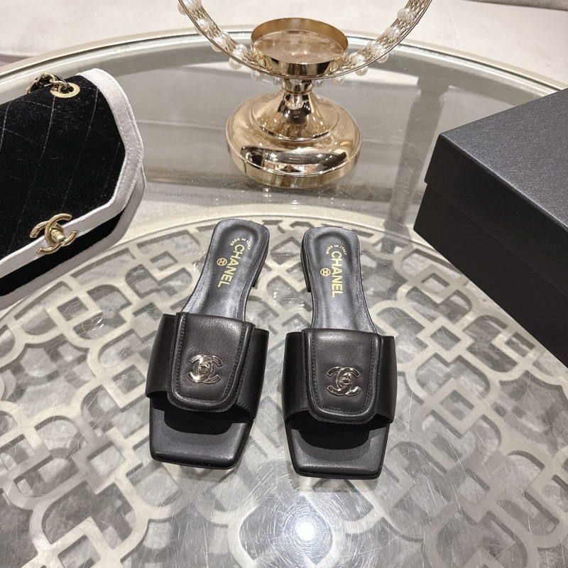 Чёрные сабо Chanel с квадратным носком и металлической бросью