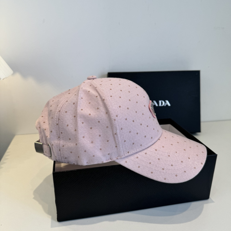 Бейсболка Prada