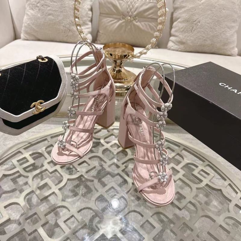 Женские розовые сандалии на каблуке с декором Chanel