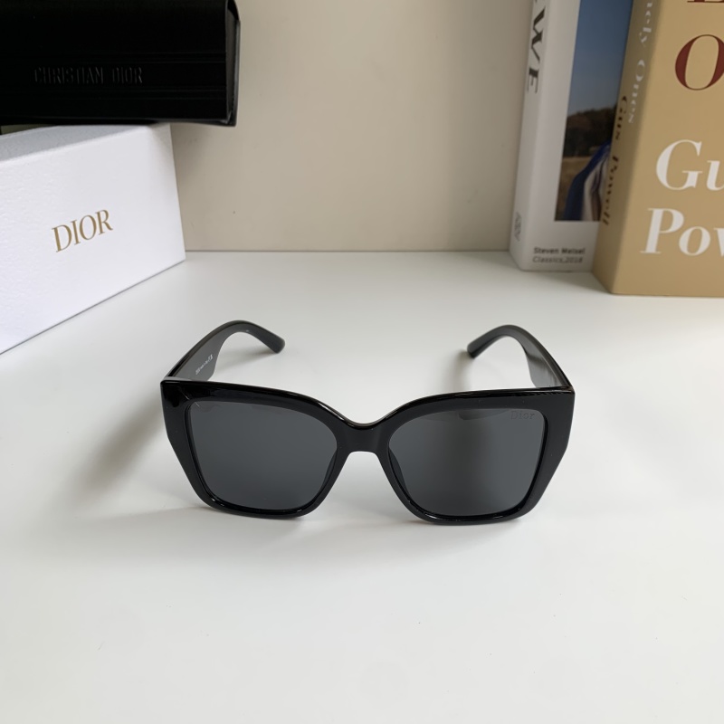 Солнечные очки Dior в черной квадратной оправе