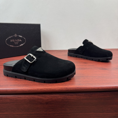 Мужские шлёпанцы Prada