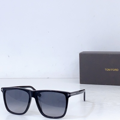 Солнцезащитные очки Tom Ford FT0832 черные