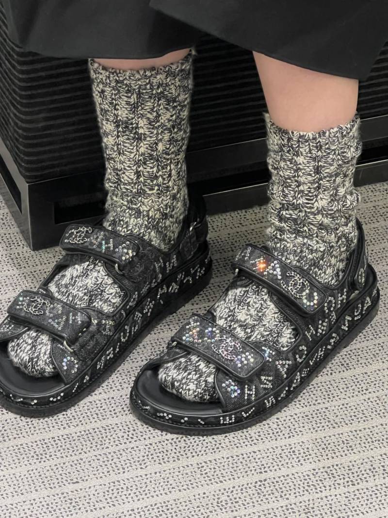 Чёрные женские сандалии с магнитной застежкой Chanel