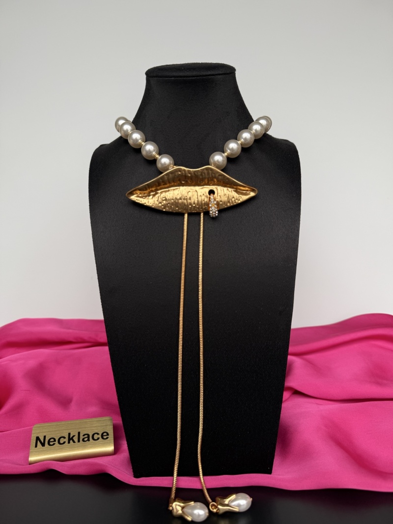 Колье с золотыми губами и жемчугом Schiaparelli