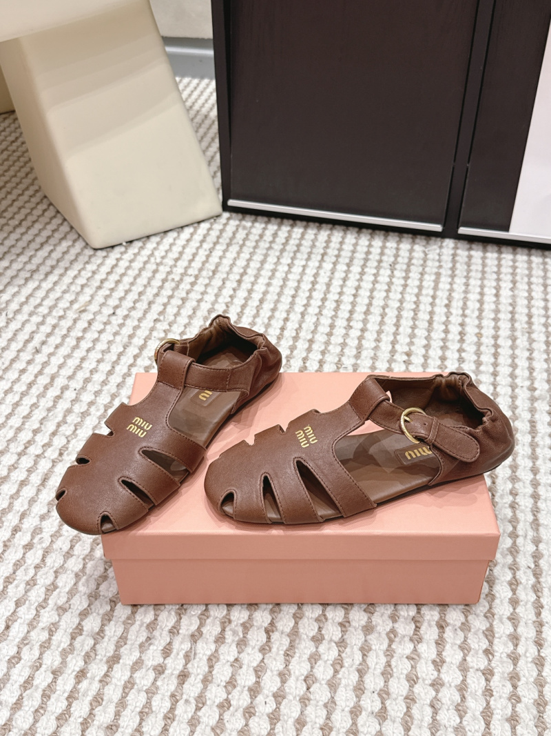 Женские кожаные сандалии Miu Miu с декоративными отверстиями