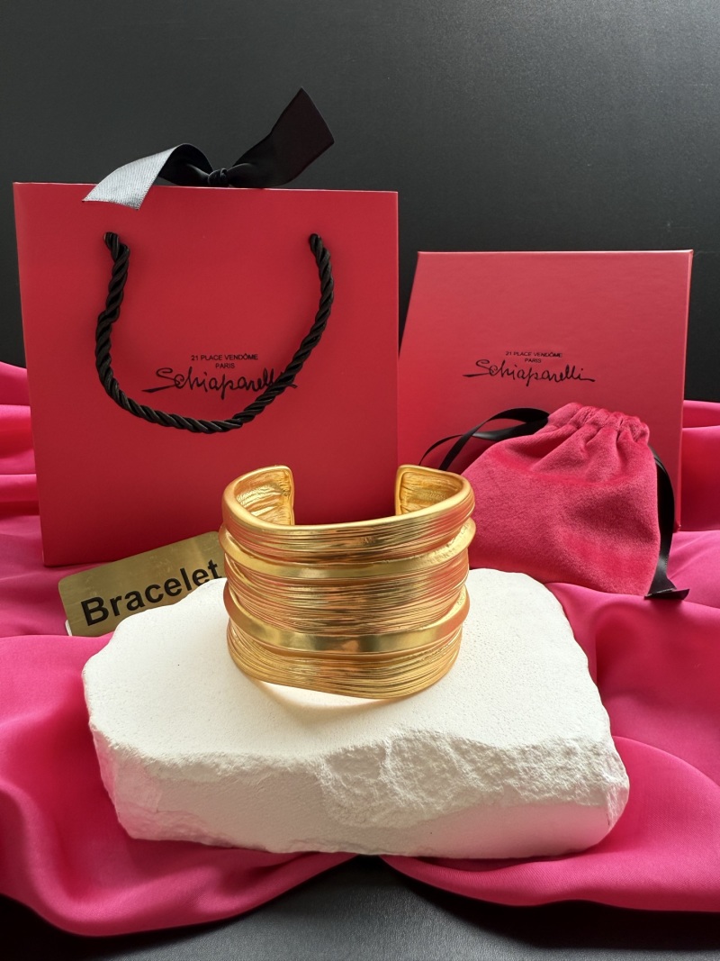 Золотистый браслет Schiaparelli