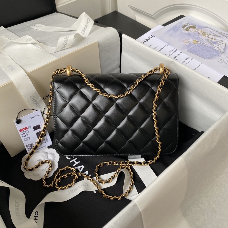 Черная стеганая сумка Chanel с золотой фурнитурой