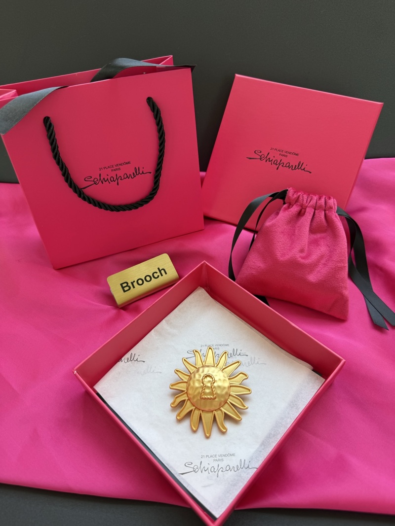 Брошь Schiaparelli в виде солнца с ключом