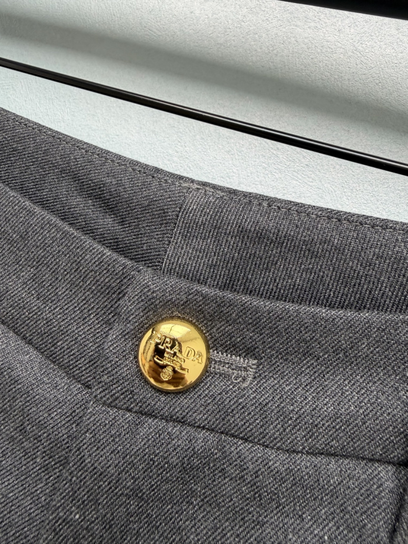 Брюки Prada с золотой пуговицей