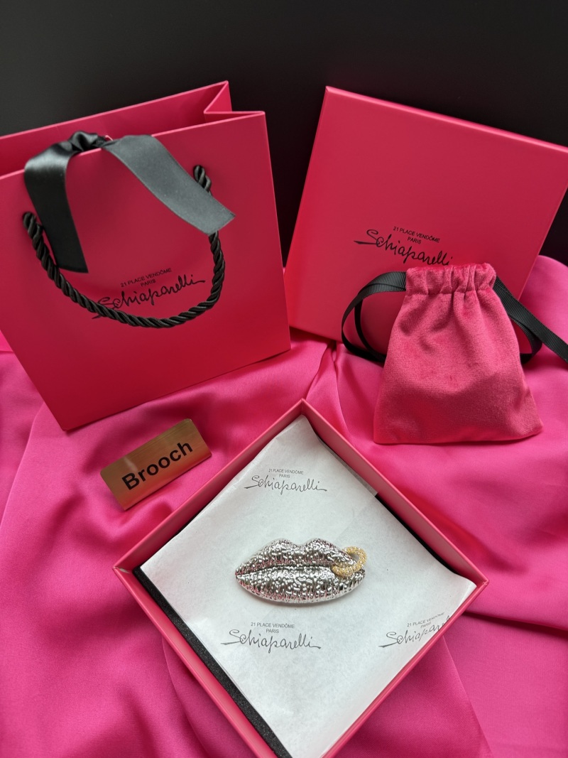 Брошь в виде губ Schiaparelli