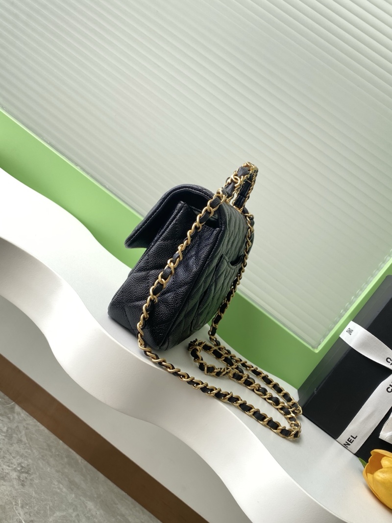 Черная сумка из зернистой кожи с золотой фурнитурой Chanel