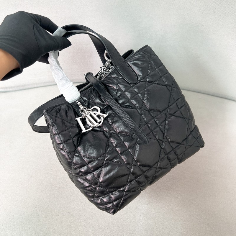 Стильная черная кожаная сумка со стеганым узором Dior