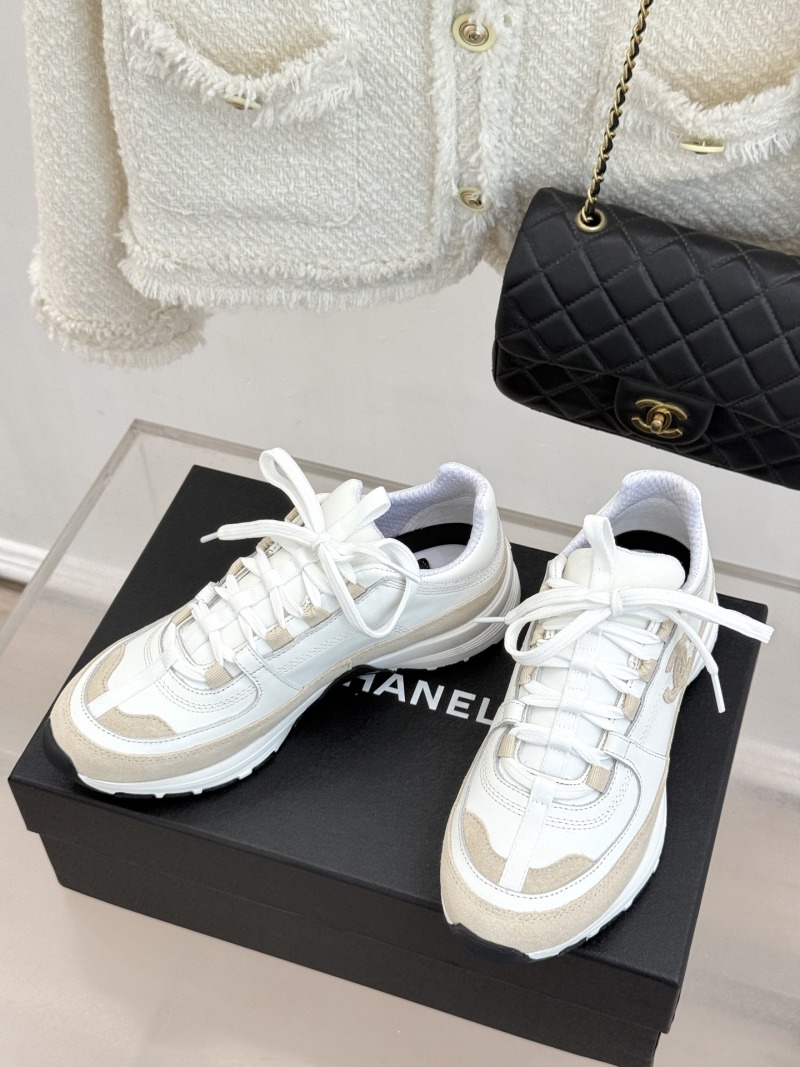 Женские кроссовки белые с логотипом Chanel