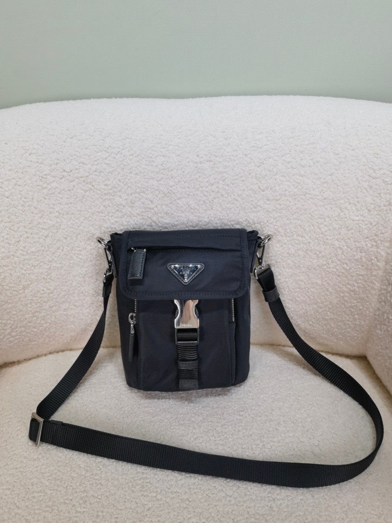 Сумка Prada из регенерированного нейлона