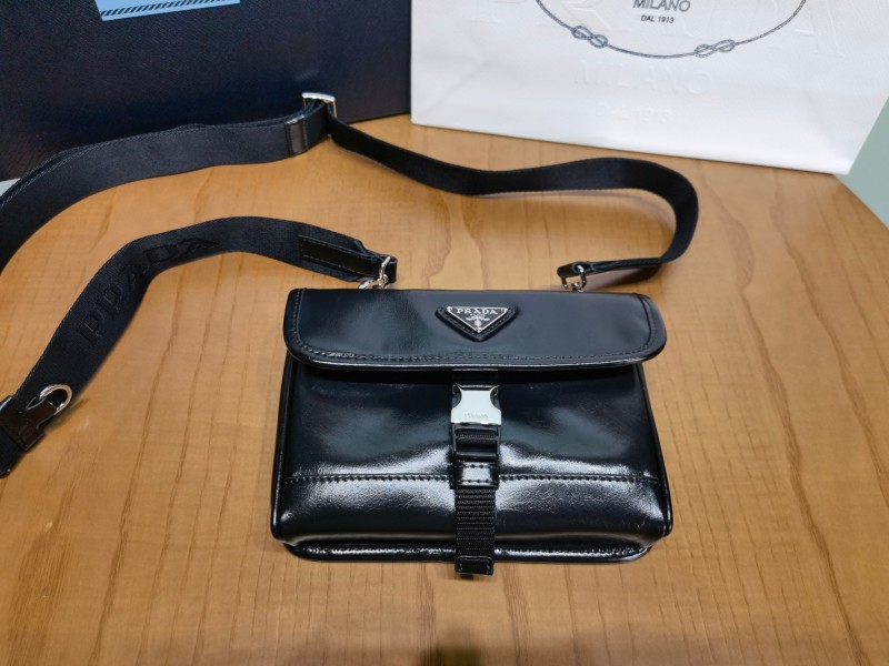 Чёрный кошелек Prada с логотипом