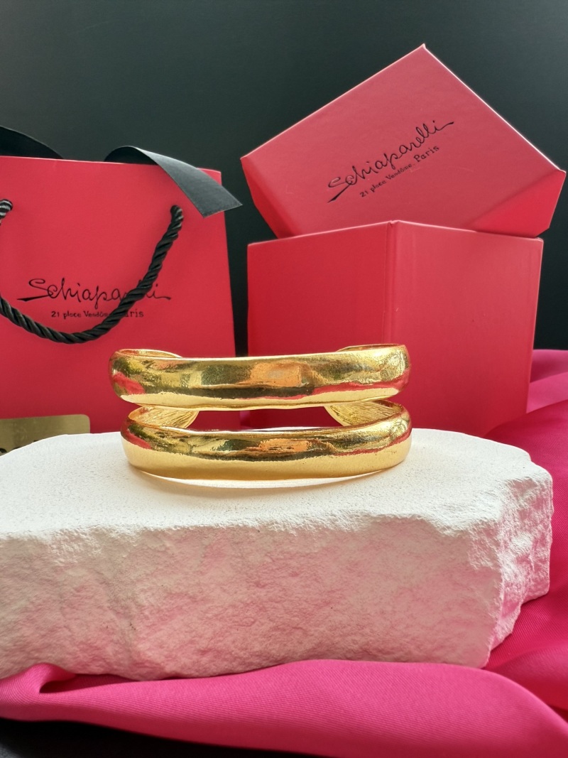 Золотистый браслет Schiaparelli
