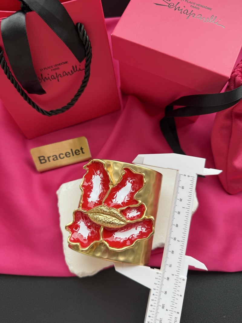 Браслет Schiaparelli с красным цветком