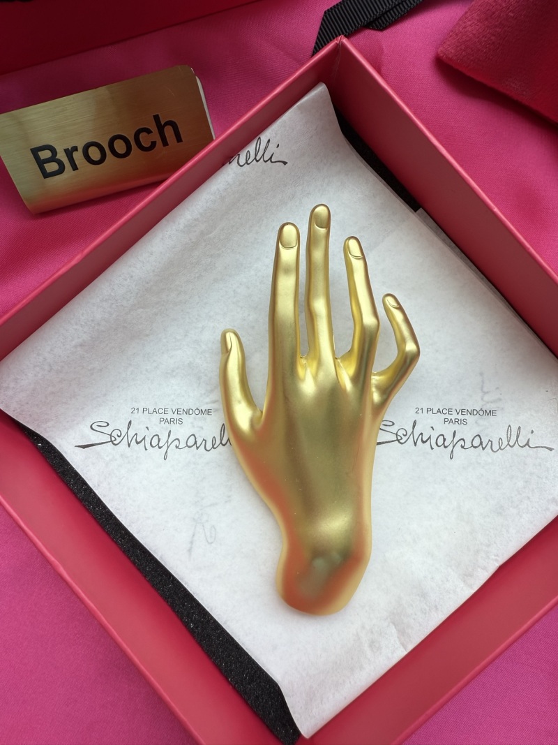 Брошь в виде руки Schiaparelli