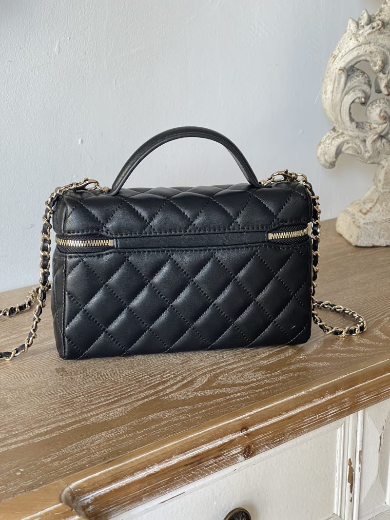 Черная сумка Chanel из бархатистой кожи с золотой фурнитурой
