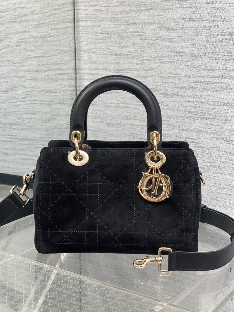 Черная сумка Dior Lady Dior с золотой фурнитурой