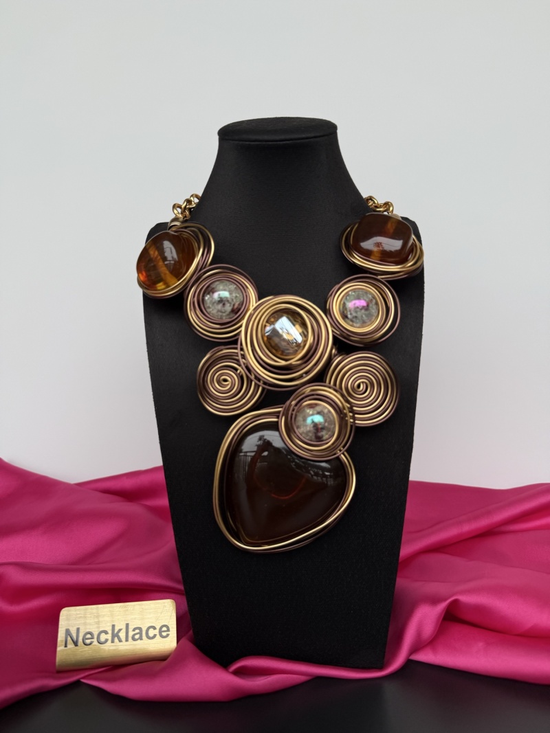 Колье с камнями и золотистыми элементами Schiaparelli