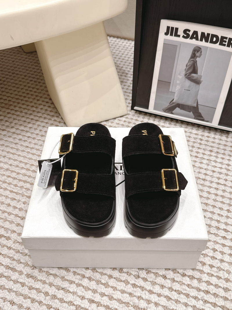 Женские черные замшевые босоножки на толстой подошве с пряжками Prada