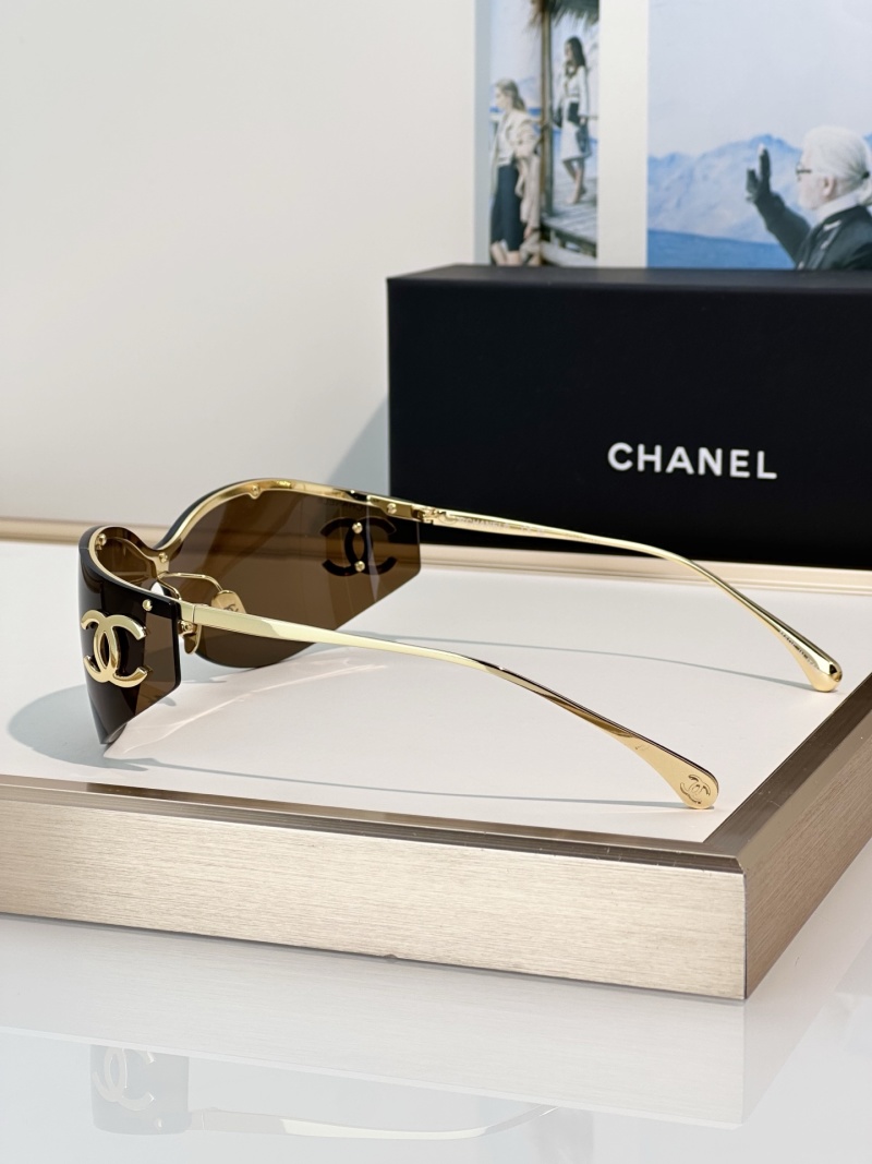 Женские солнцезащитные очки Chanel с золотым декором