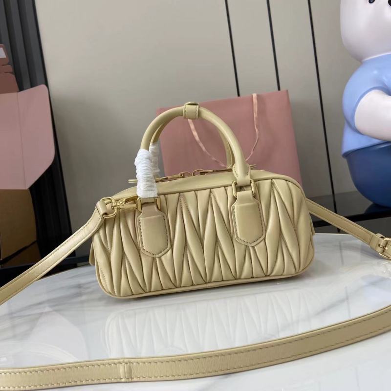 Сумка Miu Miu бежевая с ручками