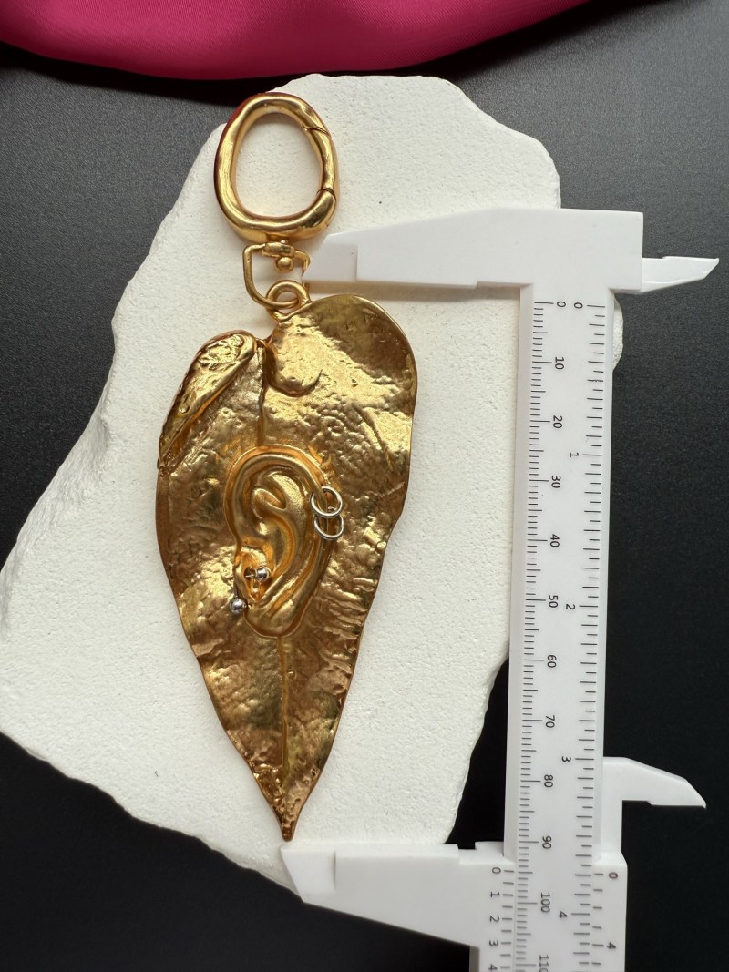 Подвеска в форме уха от Schiaparelli