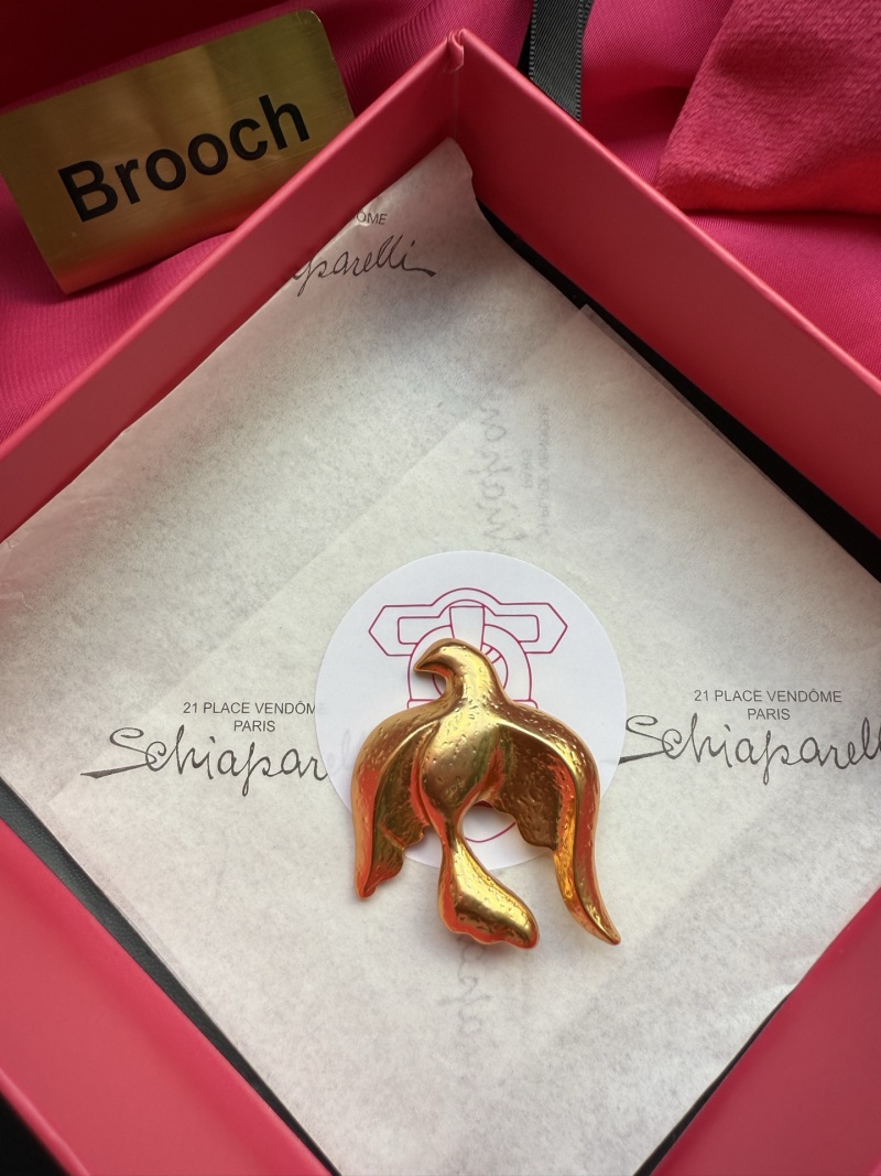 Брошь Schiaparelli в виде птицы