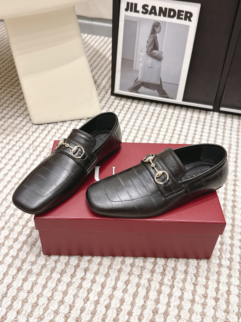 Женские черные лоферы Gucci с тиснением
