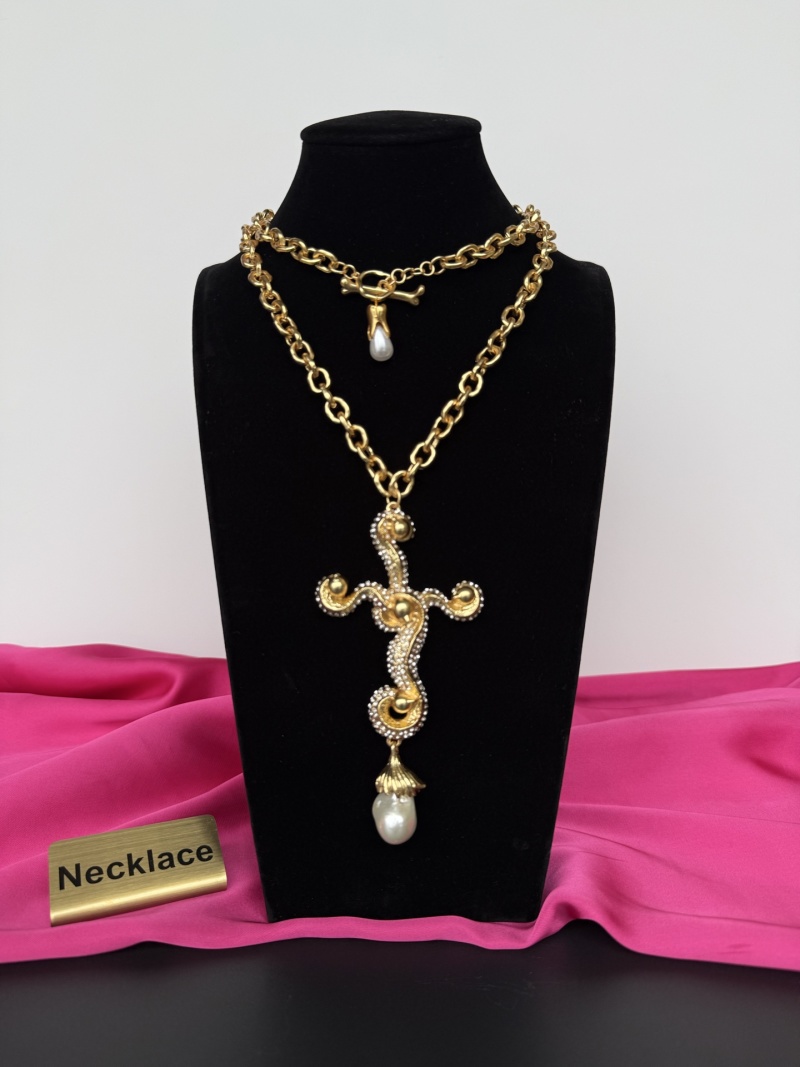 Золотистое колье с крестом и жемчугом Schiaparelli