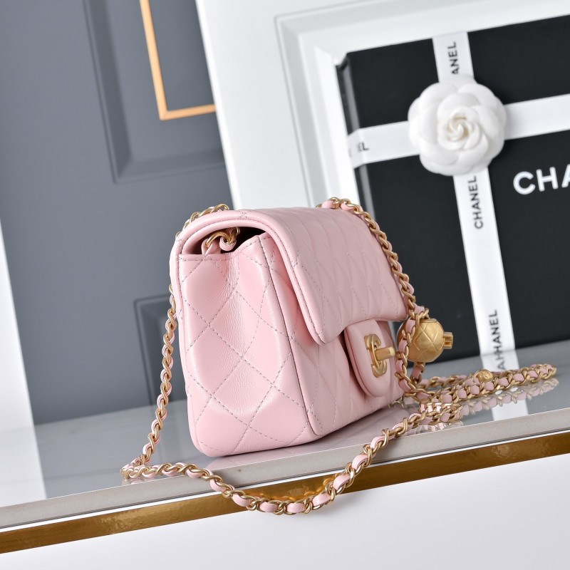 Розовая сумка через плечо с золотистым замком и цепью Chanel