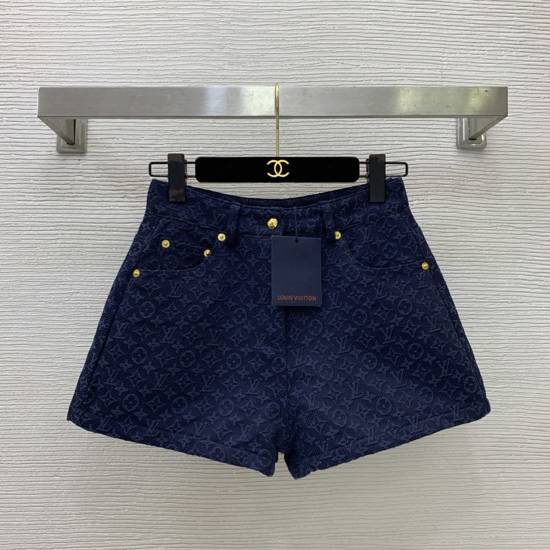 Женские джинсовые шорты с фактурным рисунком и золотистыми заклёпками Louis Vuitton