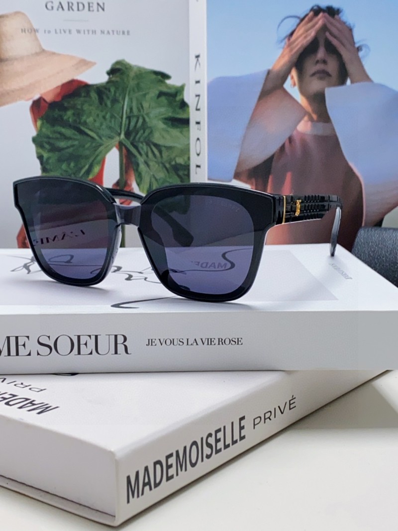 Солнцезащитные очки Burberry BE5446