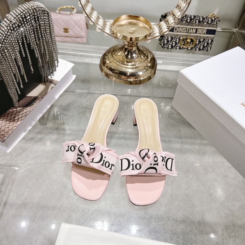 Пастельно-розовые сандалии Dior с вышивкой и бантом