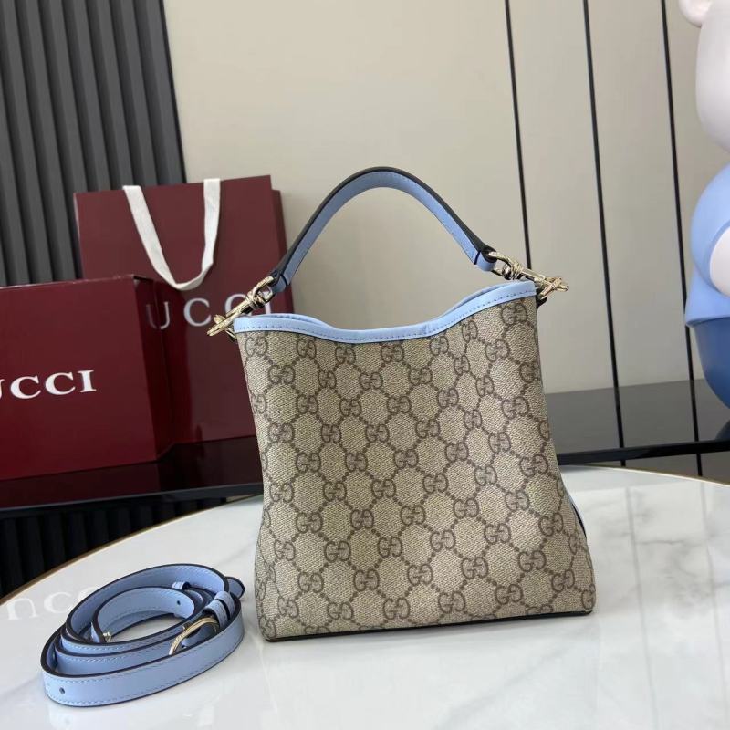 Сумка Gucci с монограммой и голубой отделкой