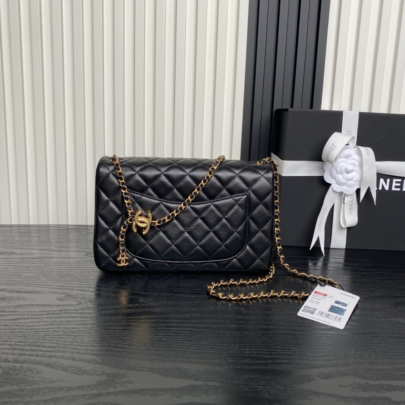 Чёрная сумка с золотистыми вставками и цепочкой Chanel