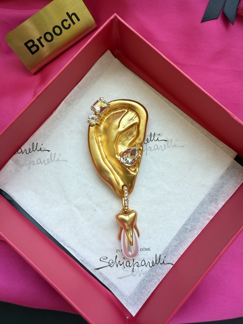 Брошь в виде уха с кристаллами Schiaparelli