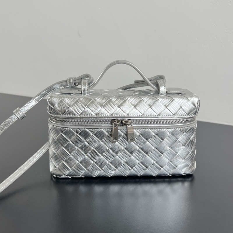 Косметичка Bottega Veneta с плетением и ручкой