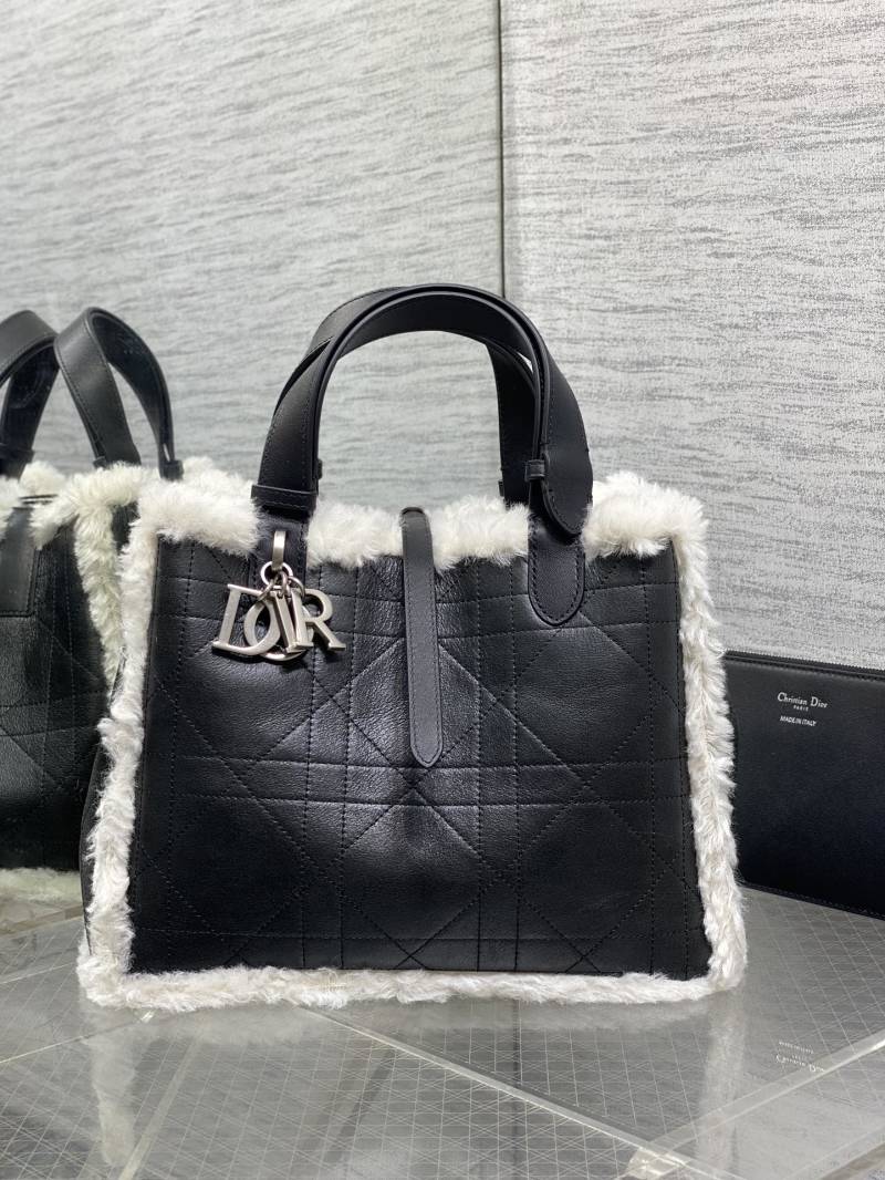 Сумка Dior с меховой отделкой и логотипом
