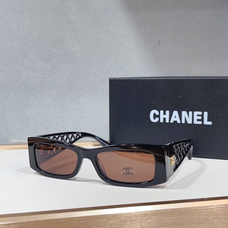 Солнцезащитные очки Chanel белые с желтыми линзами