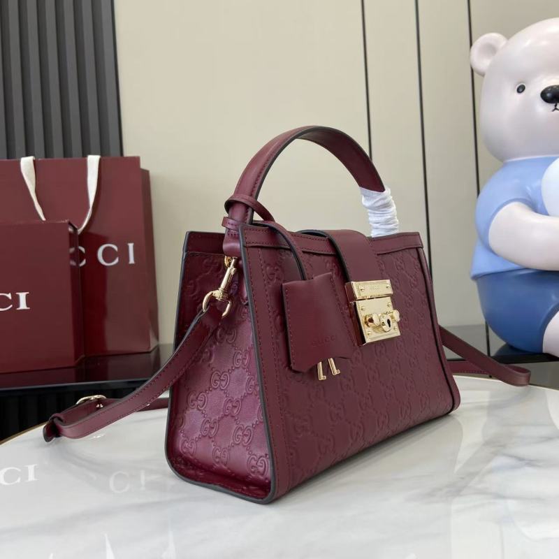 Женская сумка Gucci с золотой фурнитурой