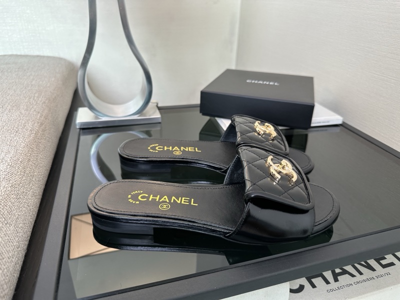 Черные кожаные сандалии с металлическим логотипом Chanel