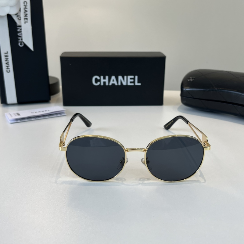 Солнечные очки в круглой золотой оправе Chanel